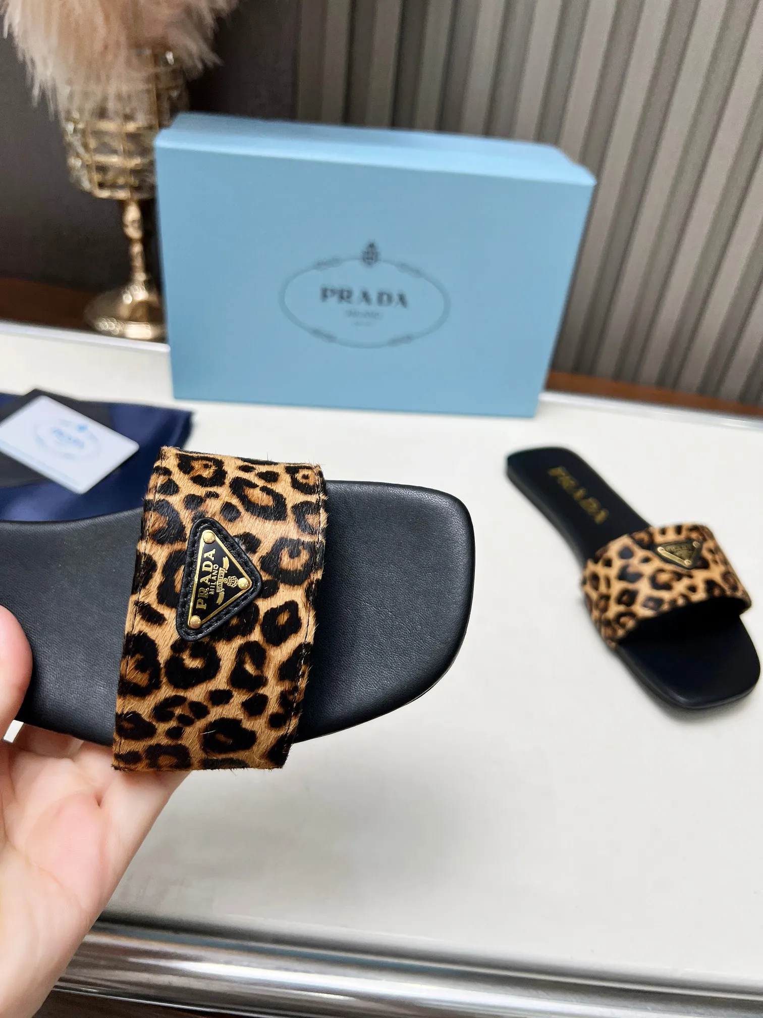 👟👟Ex-factory price 440👟👟 Top version on the market🔥4050SS Prada〰️Triangle logo ✔️Top quality ✔️Elegant, intellectual, retro and cute in one ✔️Upper: original horse hair cowhide ➕Original hardware buckle ✔️Inner: lambskin lining ✔️Original Italian leather outsole ✔️Size: 35-42 (41, 42, customized)